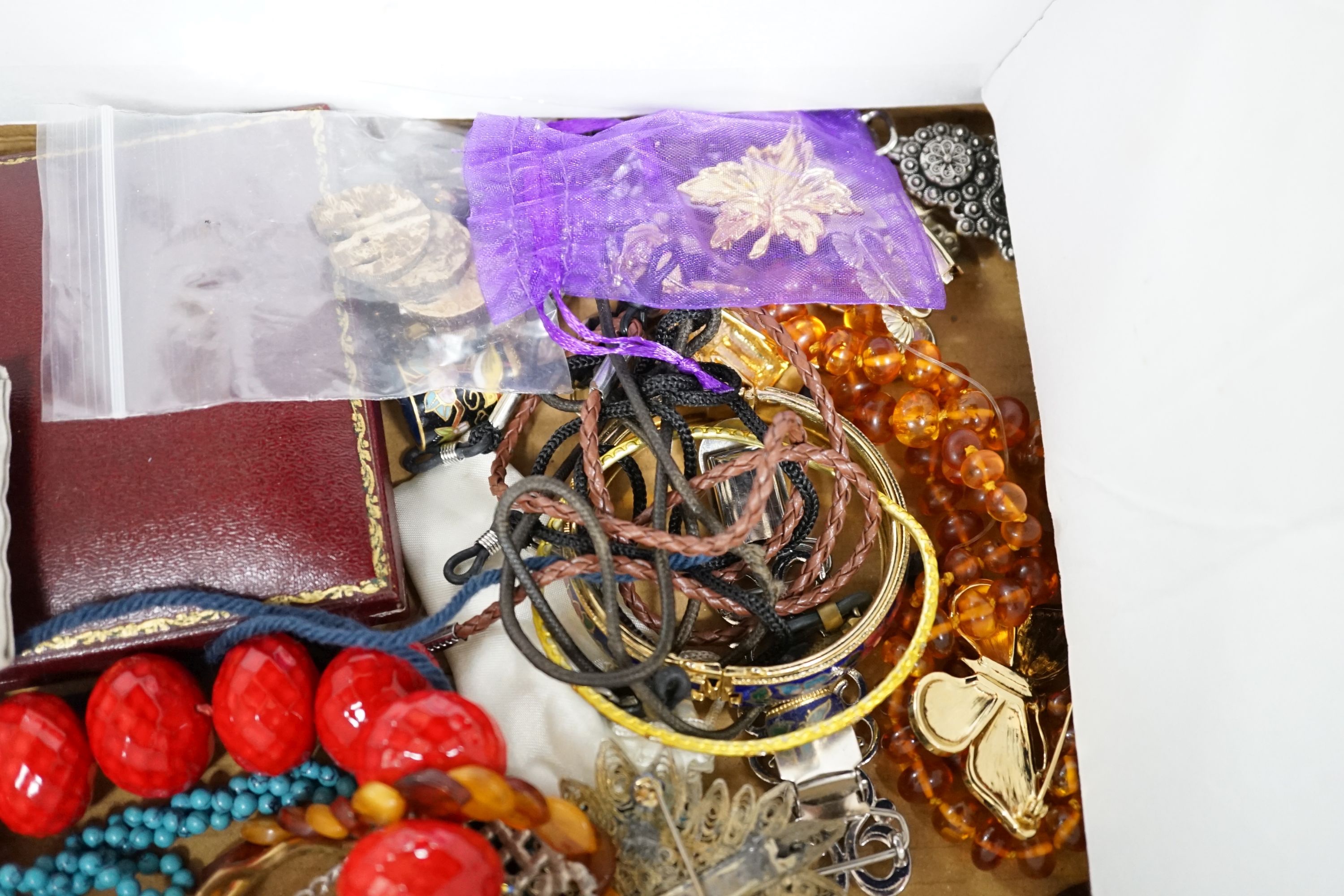 A quantity of assorted costume jewellery.